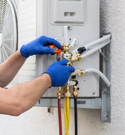 Profi klímaszerelő garanciális klíma szerelést végez egy családi ház falán Esztergomban